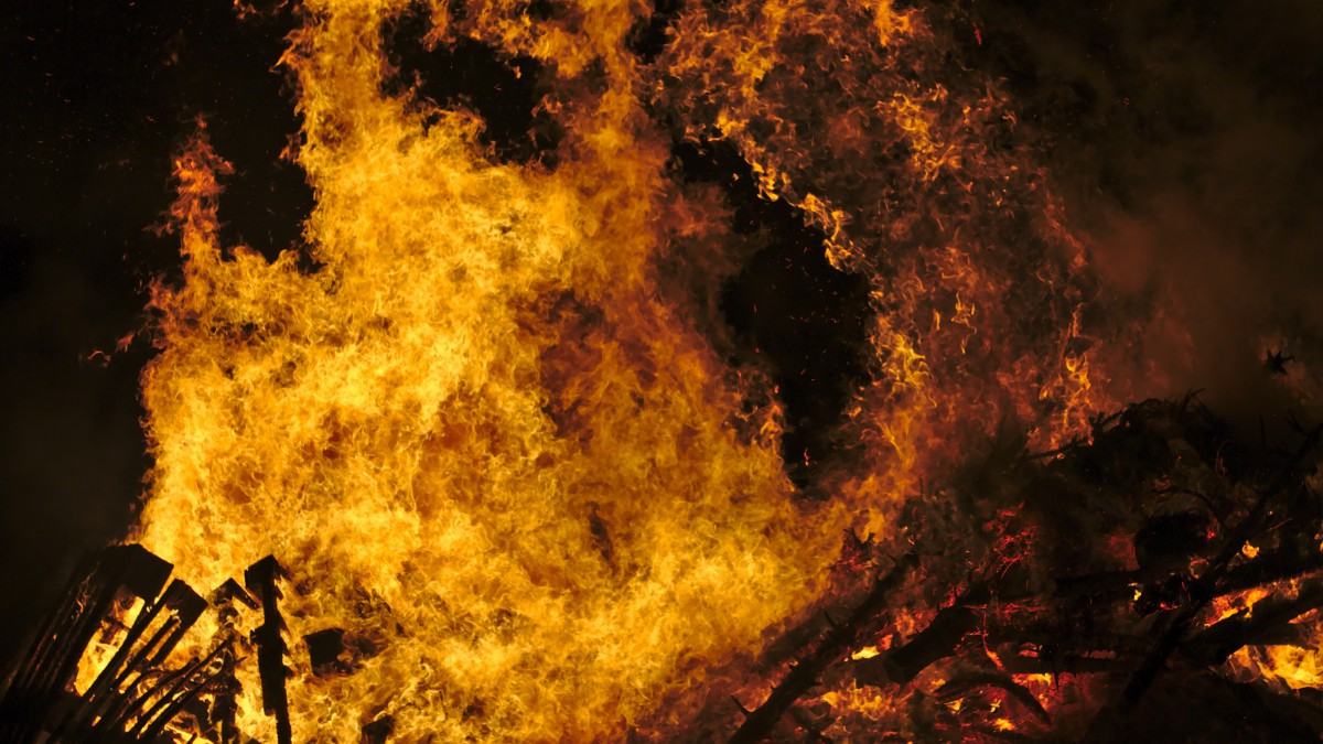 燃烧的木炭篝火火焰图片-静物壁纸-高清静物图片-第8图-娟娟壁纸