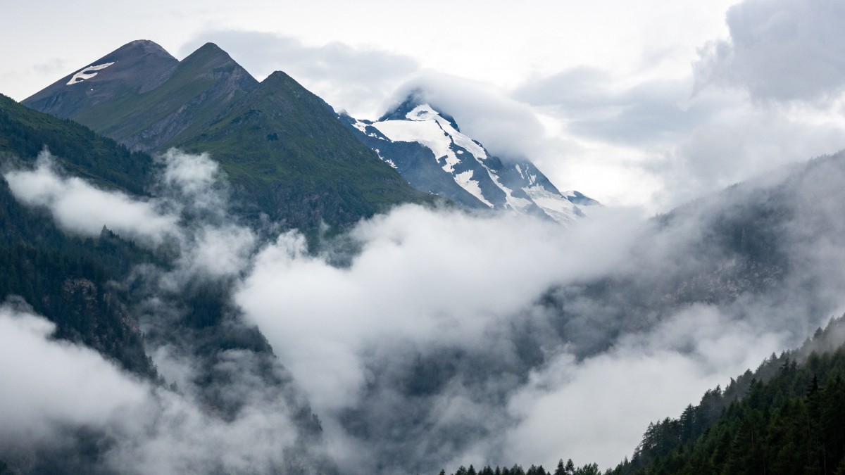 雾气缭绕的山林图片-风景壁纸-高清风景图片-第6图