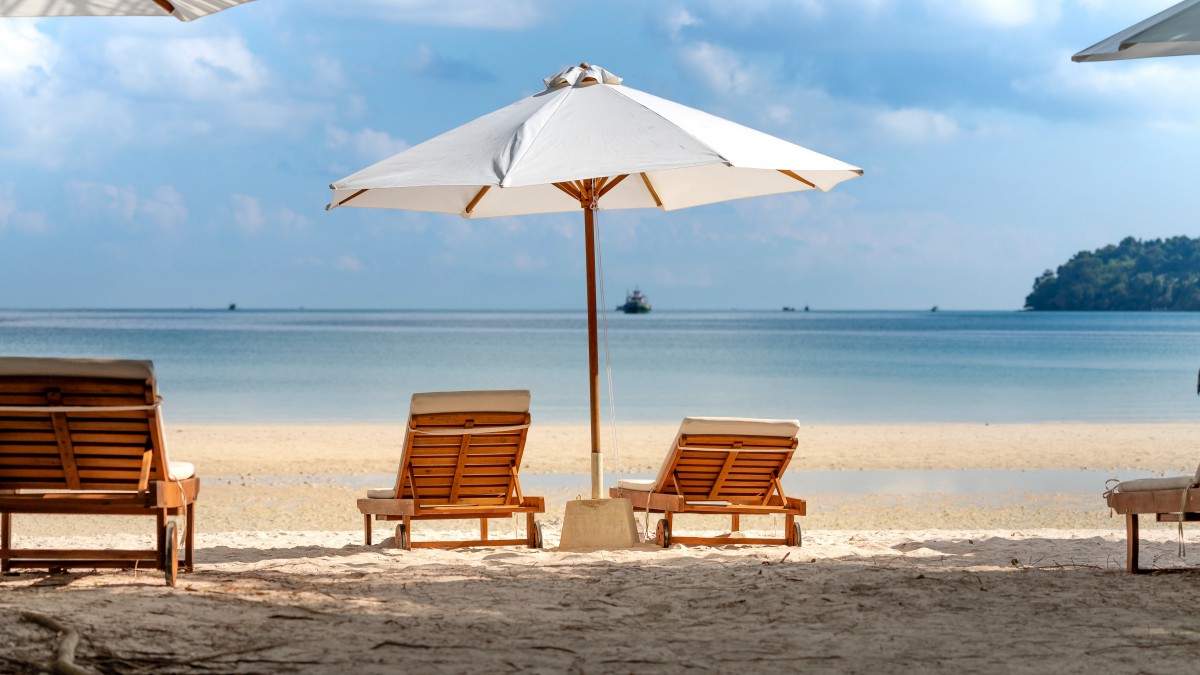 海边沙滩休闲躺椅图片-风景壁纸-高清风景图片-第4图-娟娟壁纸