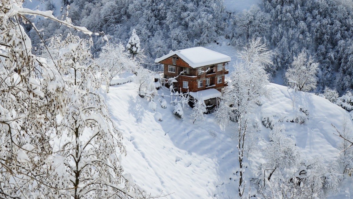 深山里的雪景小屋图片68