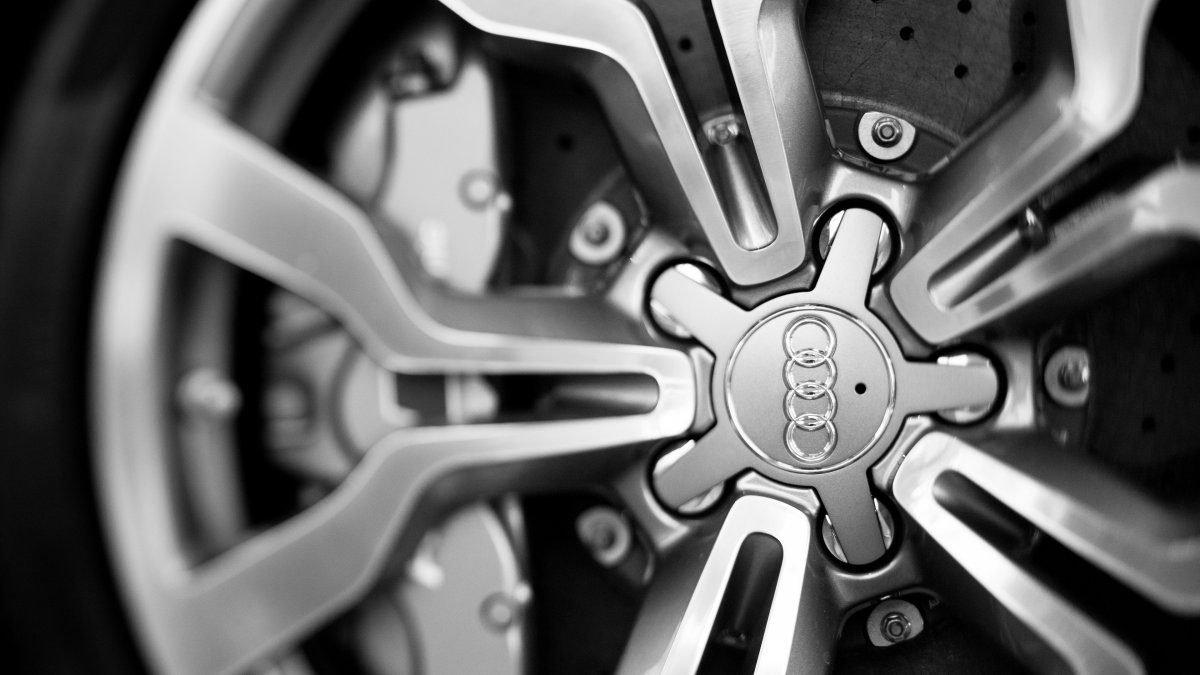 奥迪金属不锈钢汽车车轮特写镜头图片