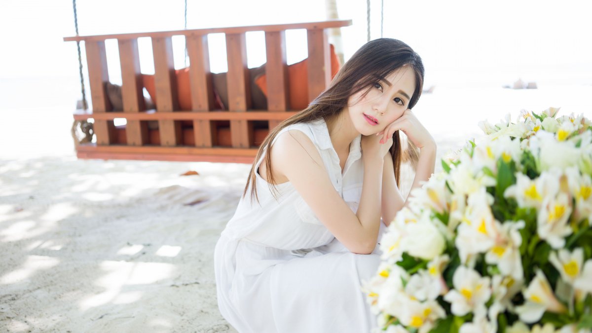 长发白色裙子美女和鲜花sisy思4k图片