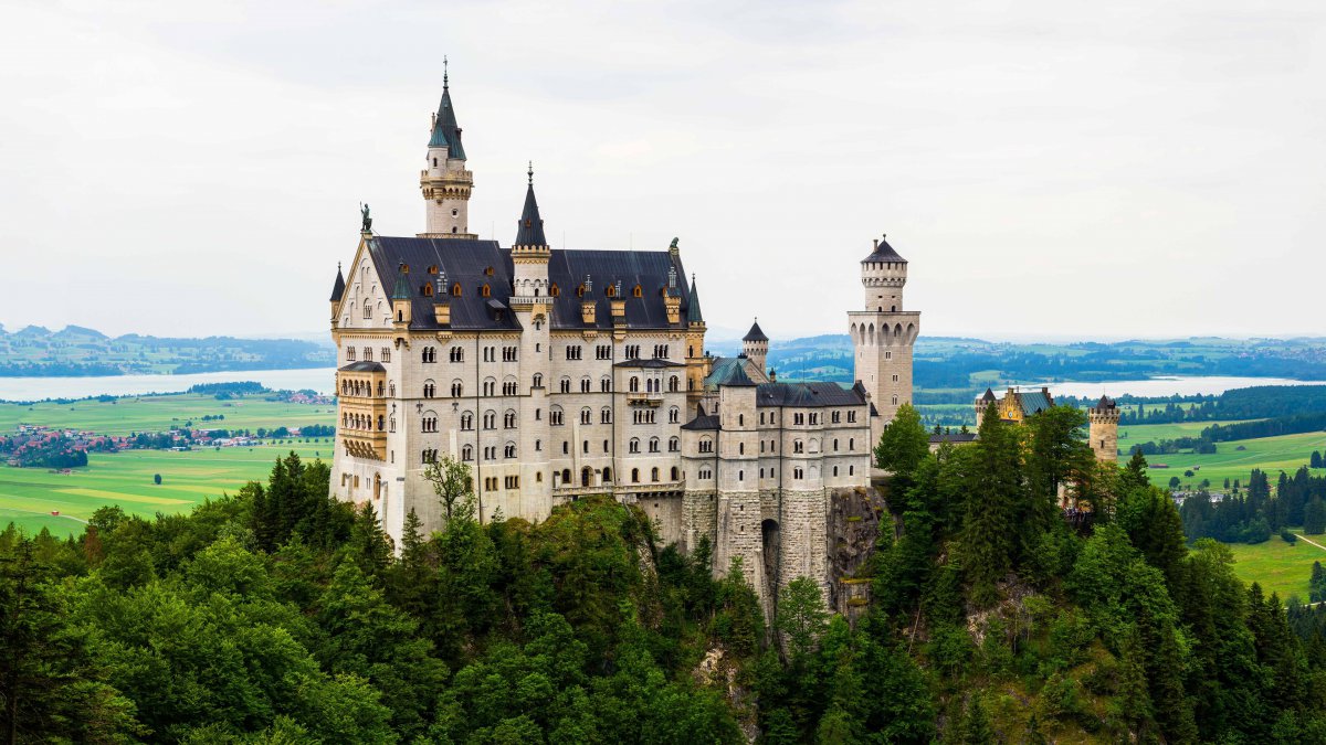 德国新天鹅堡城堡建筑景观树4k风景图片