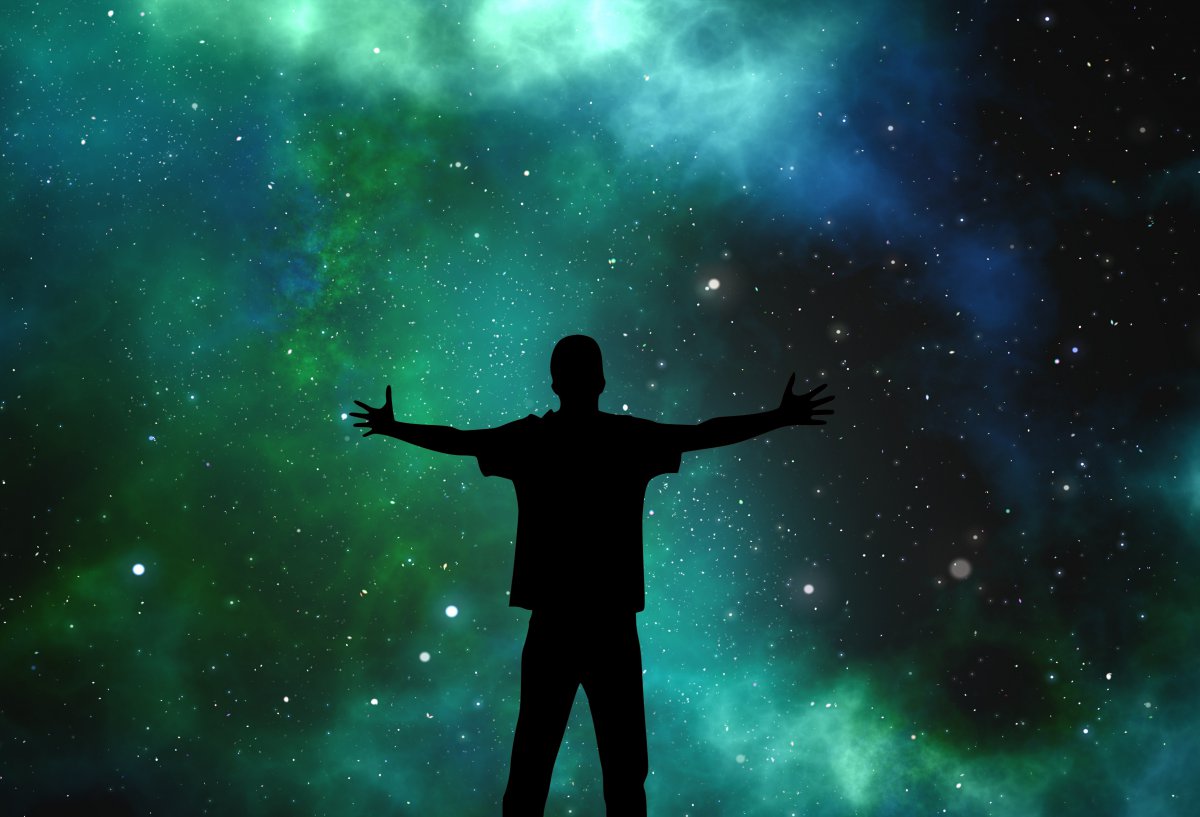 宇宙人剪影拥抱天空夜星空4k背景图片图片