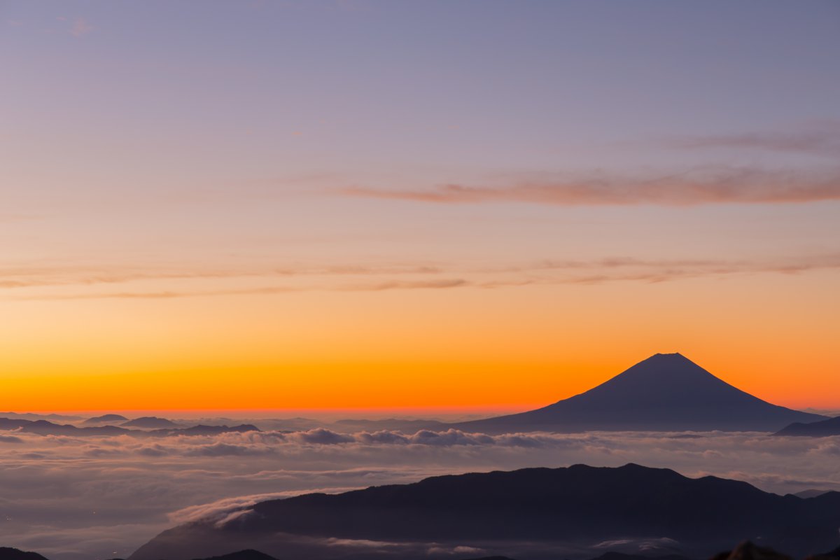 日本富士山早晨的阳光日出云海5k风景图片