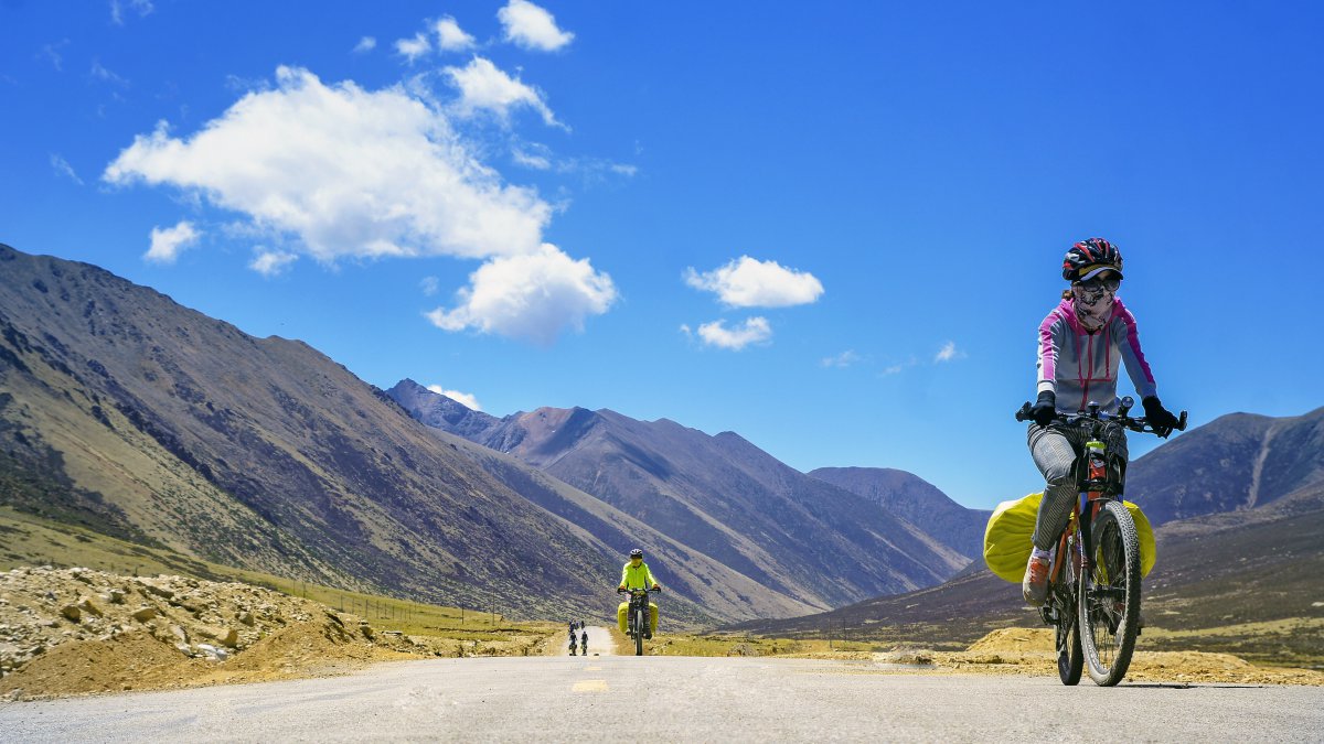 中国西藏骑自行车旅游蓝天图片