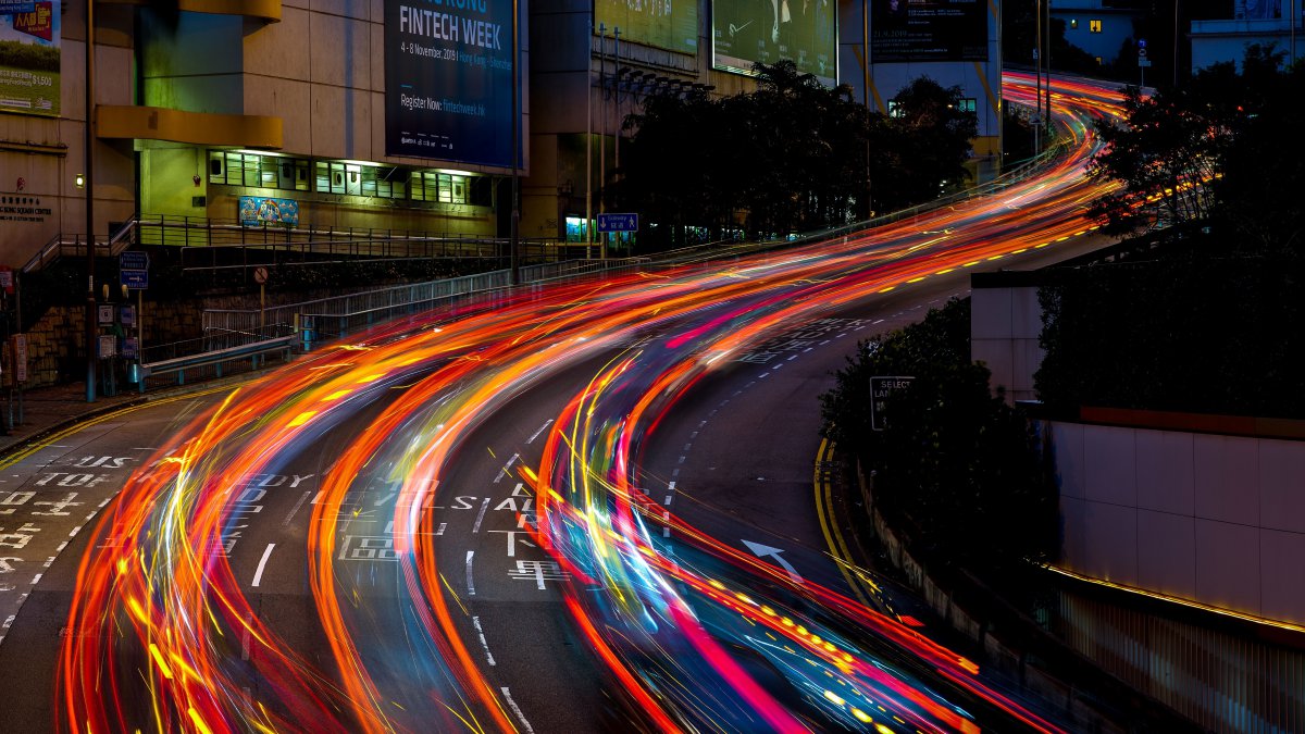夜晚的城市马路灯光图片,4k高清风景图片,娟娟壁纸