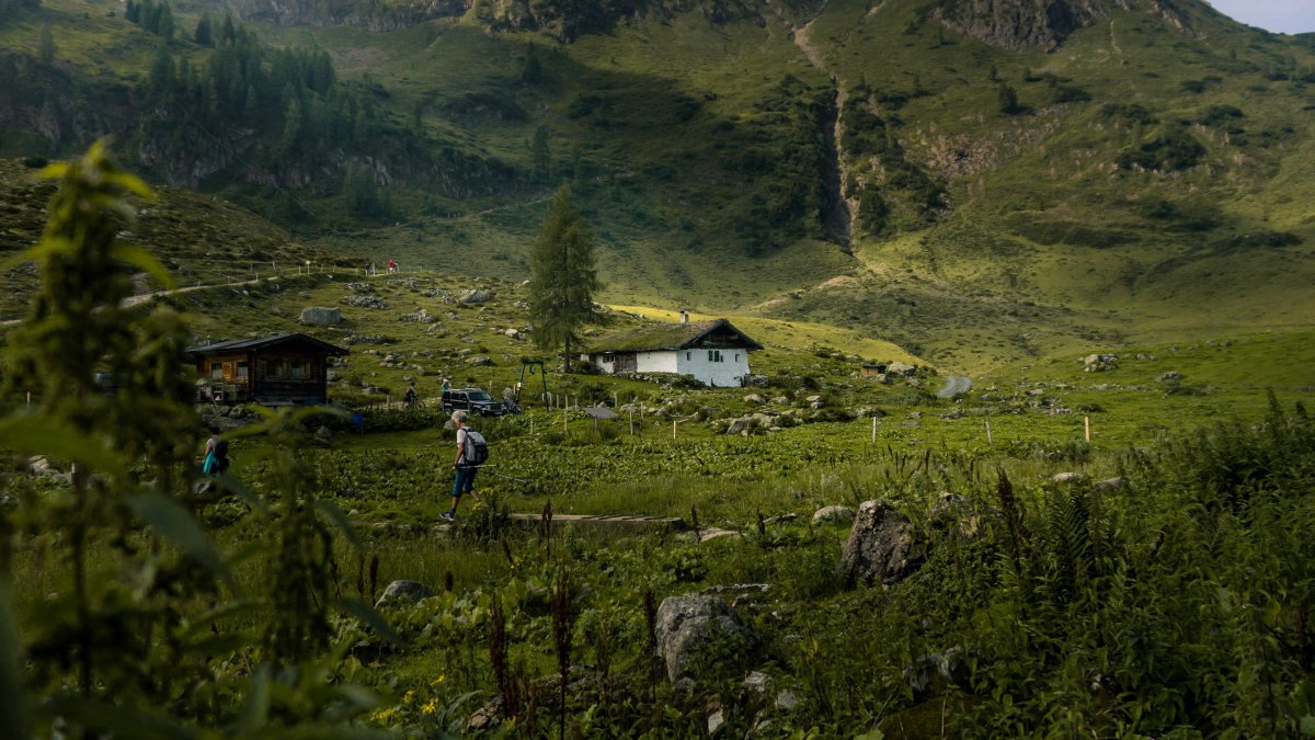 高山绿色土地村庄2022自然风景照片图片