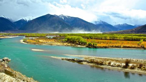 西藏尼洋河�L光壁�
