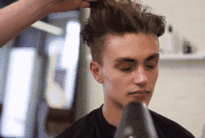 接着再用吹风机把顶部头发向后吹干,大致吹出背头的造型.