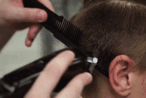 接着再用吹风机把顶部头发向后吹干,大致吹出背头的造型.