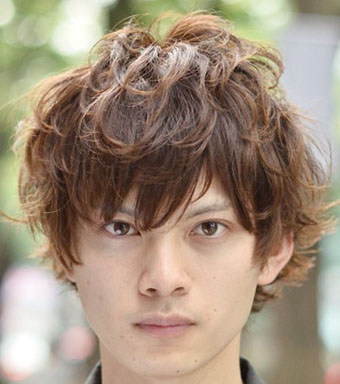 最新日系男生短卷发发型图片