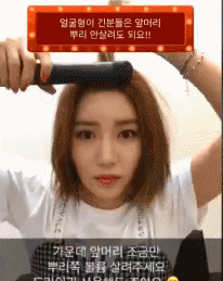 接着把所有的头发往后捋,扎一个漂亮的低马尾.