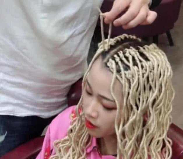 小姐姐靠泡面头走红网络