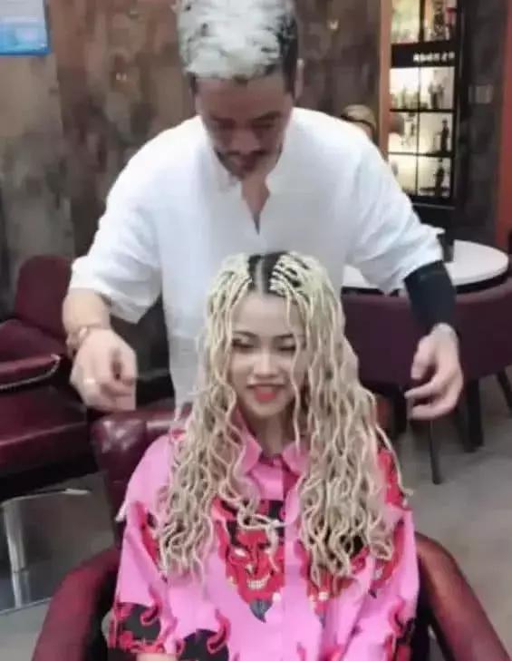 小姐姐靠泡面头走红网络