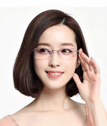 戴眼镜怎么扎头发好看女生戴眼镜适合的发型图片大全片