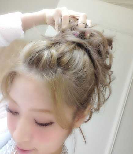 简单好看女生丸子头扎发技巧