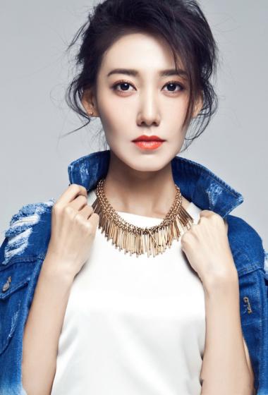 简介:高露灰毛衣休闲机场照图片,分享一组高露图片给大家,图中的明星
