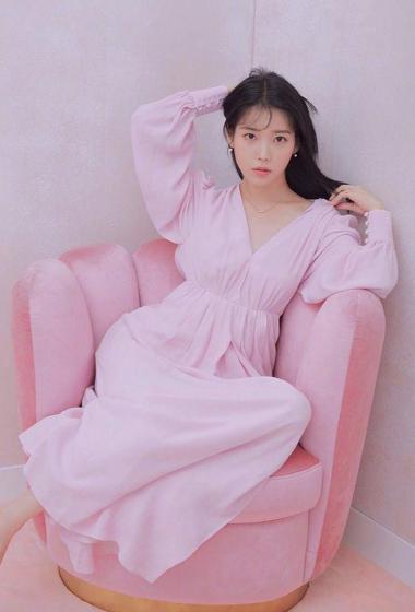 简介:iu李知恩粉嫩梅花妆写真图片,分享一组李知恩图片给大家,图中的