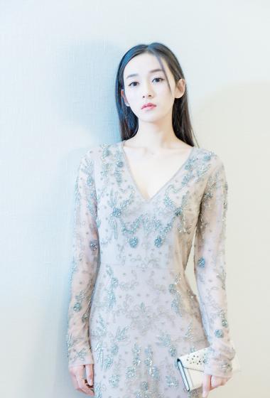 李若宁深v礼服性感写真图片35