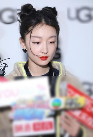 周冬雨毛茸外套丸子头俏皮图片26