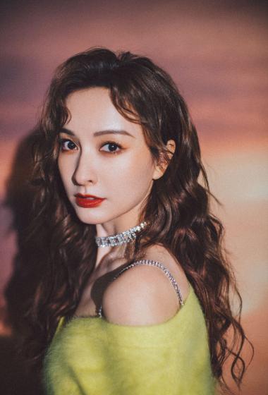 吴昕亮黄毛衣港风卷发写真图片19