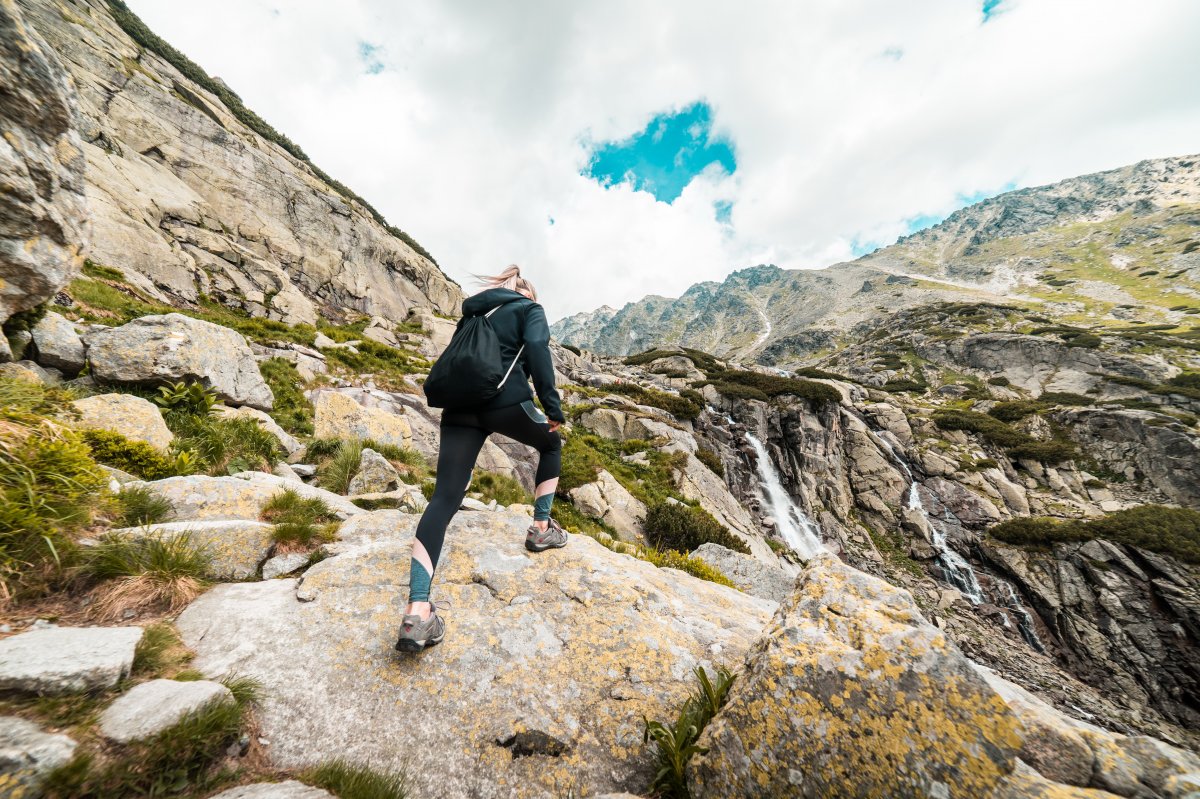 户外登山者背影图片,高清图片