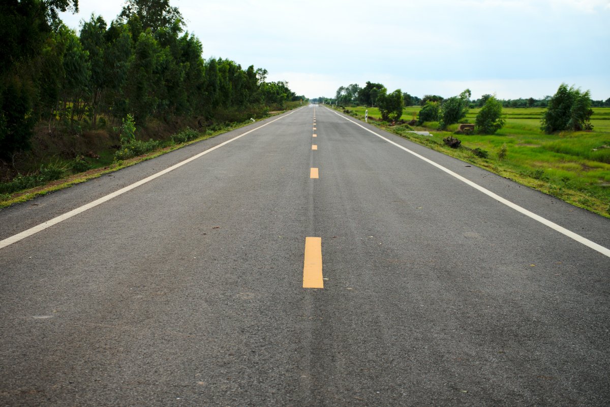 笔直宽阔柏油路图片