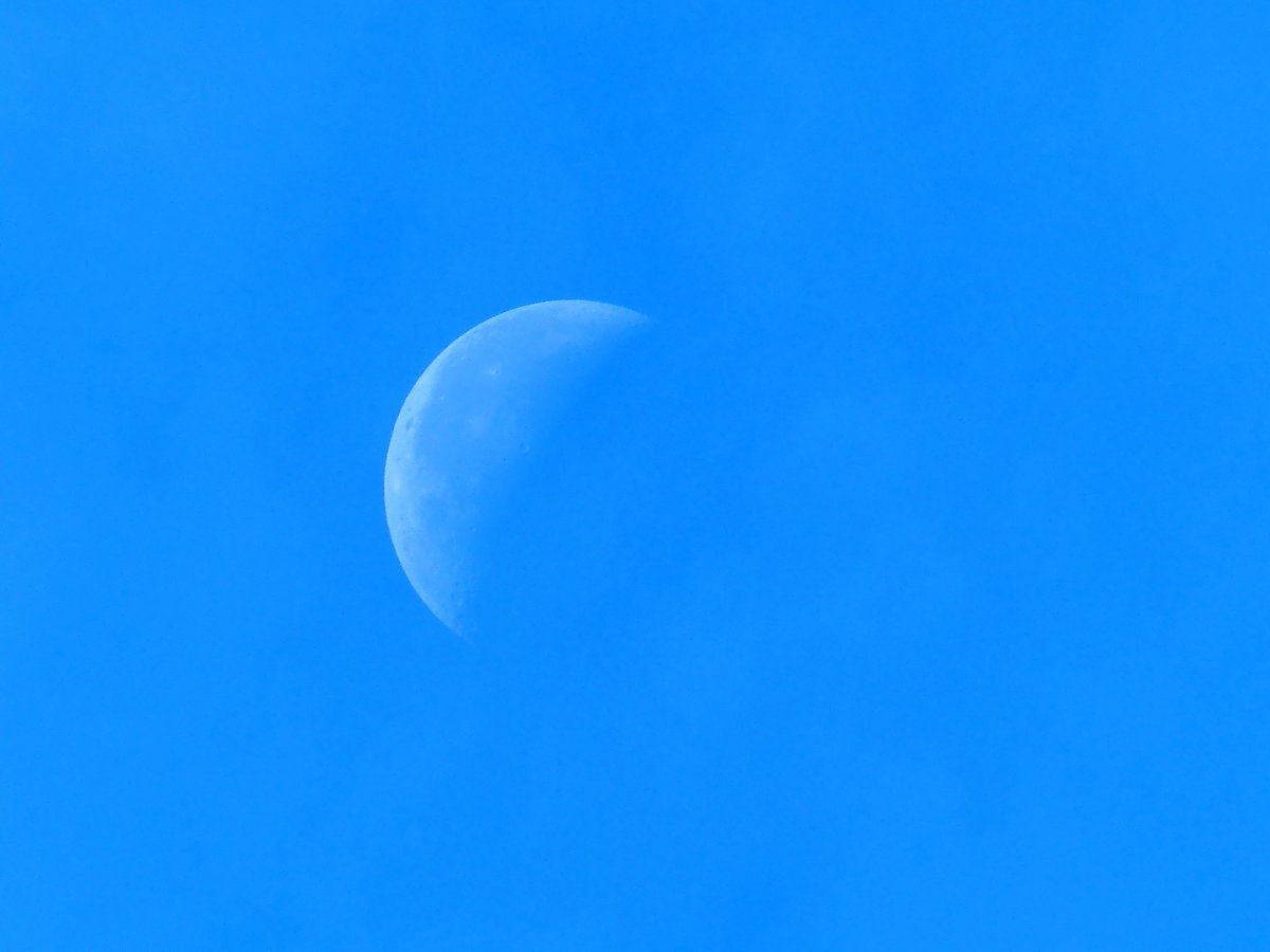 蓝天月亮图片