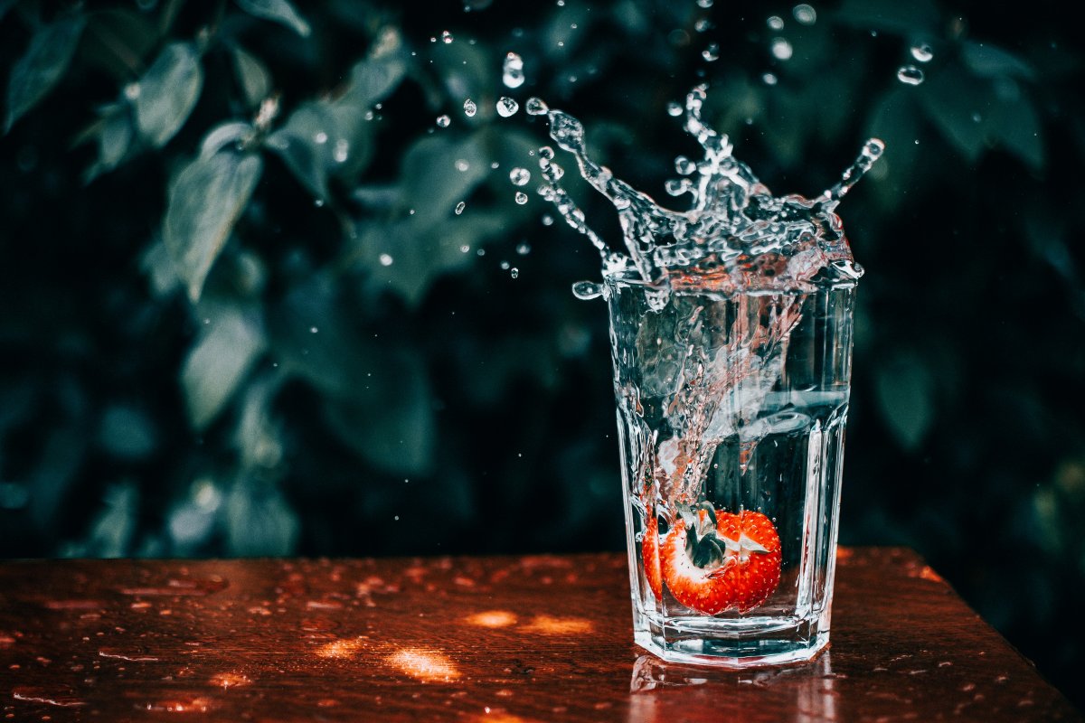 水杯里溅出的水图片,高清图片