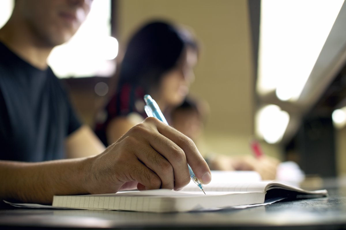 教室里学习的大学生图片