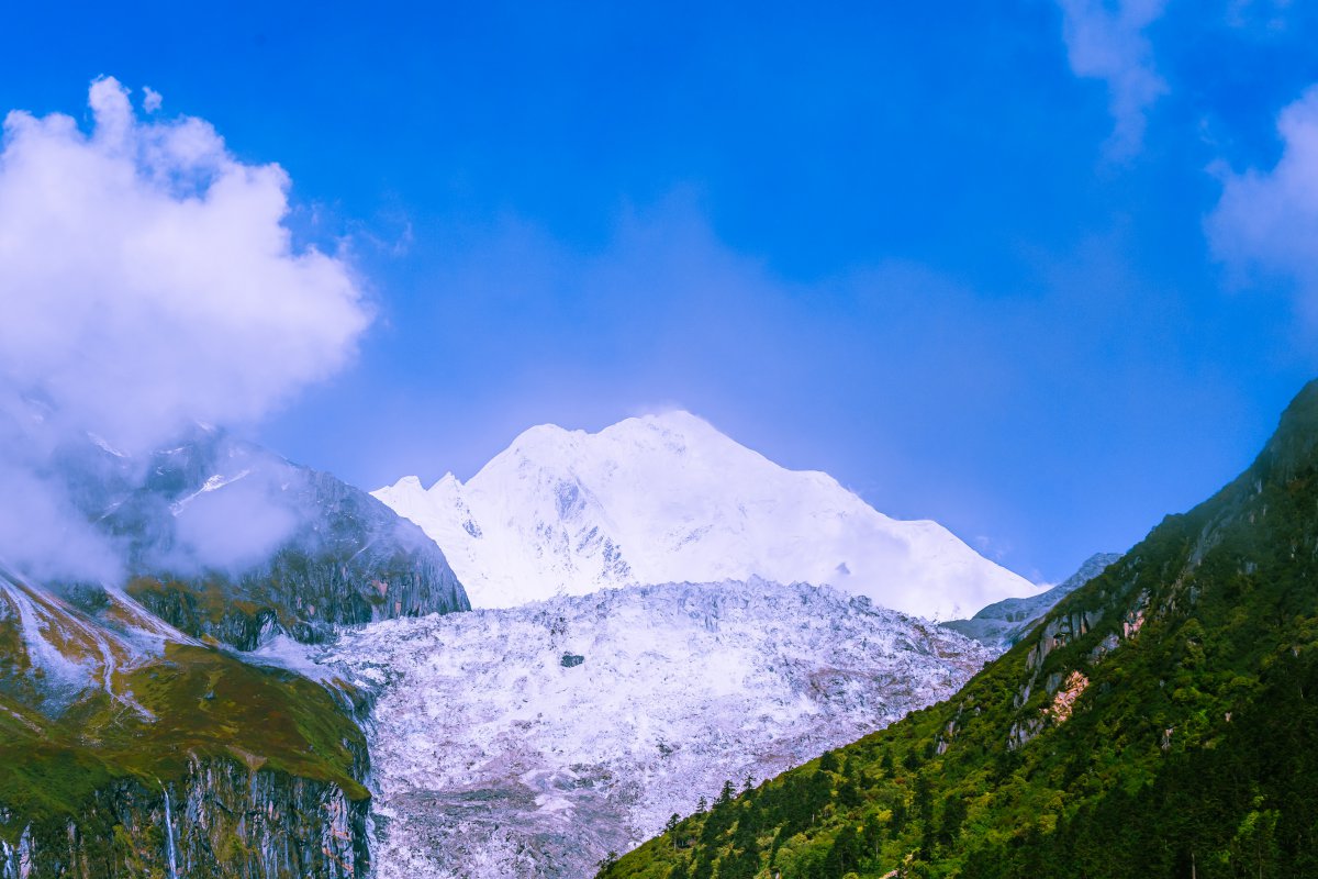 四川贡嘎山的山水风景图片