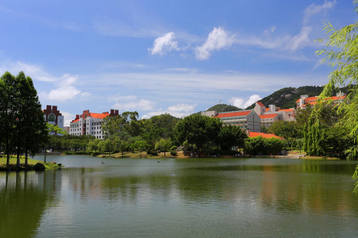 福建厦门大学芙蓉湖风景图片