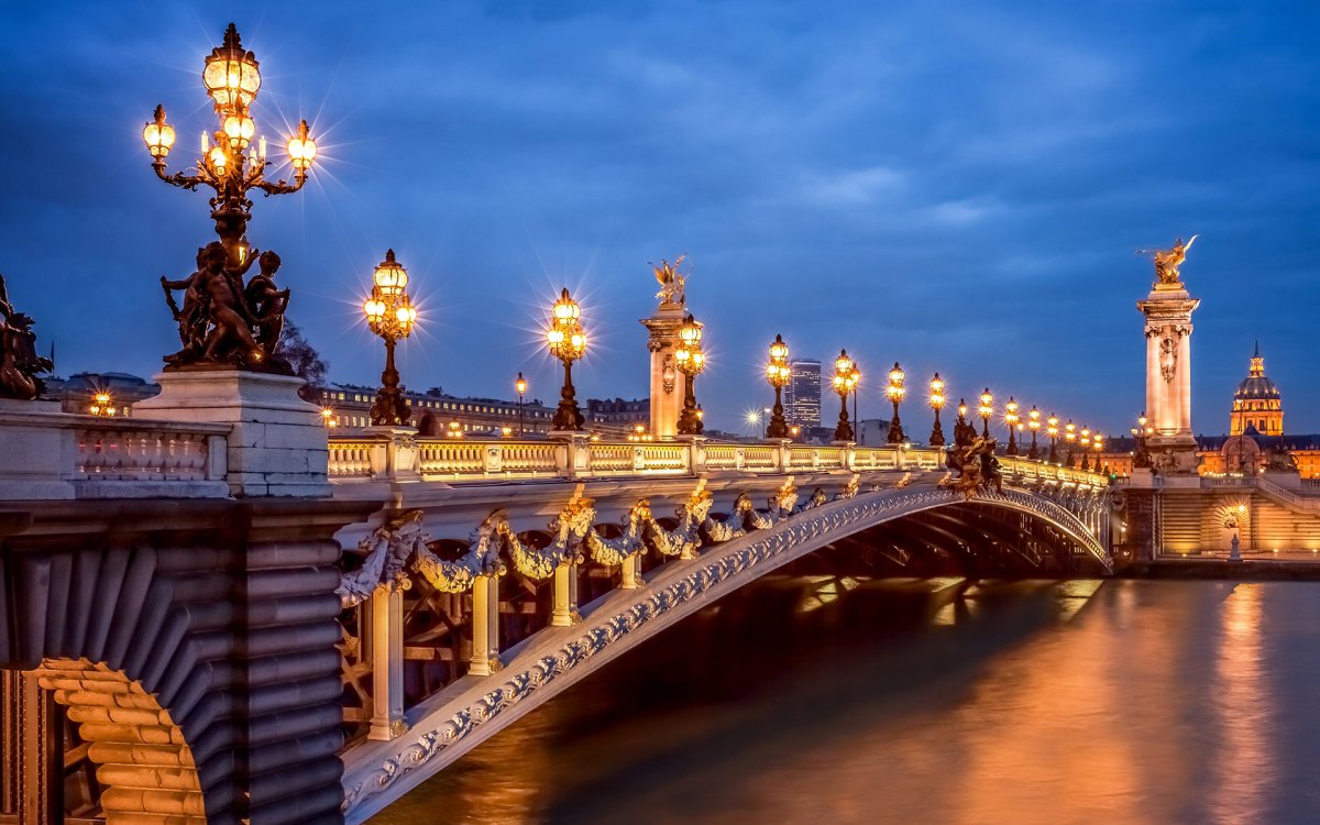 巴黎城市灯火辉煌的夜景图片
