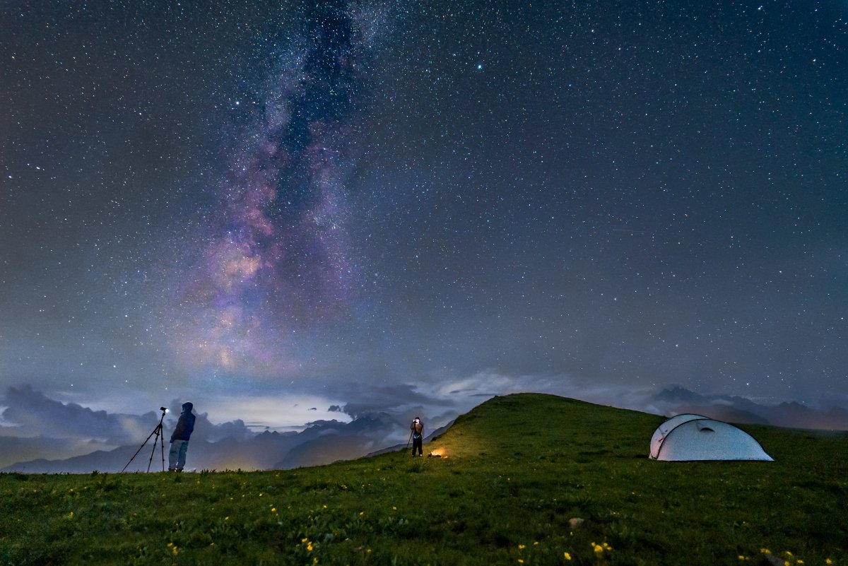 天文爱好者夜观星象图片