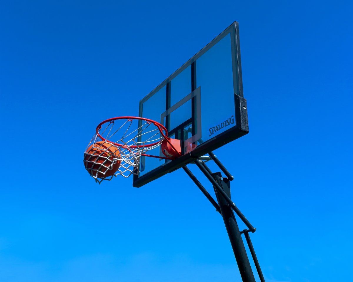篮球与篮球框图片