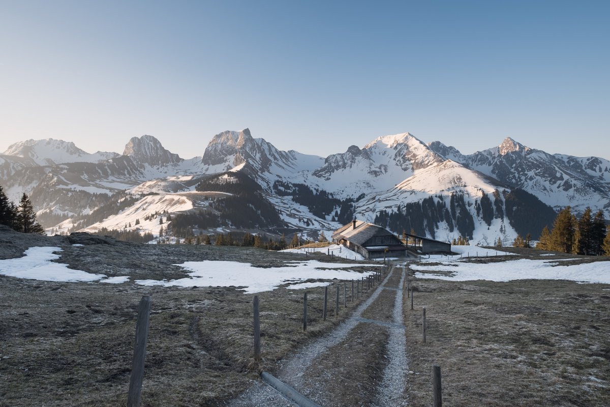 冬天远方雪原大山图片