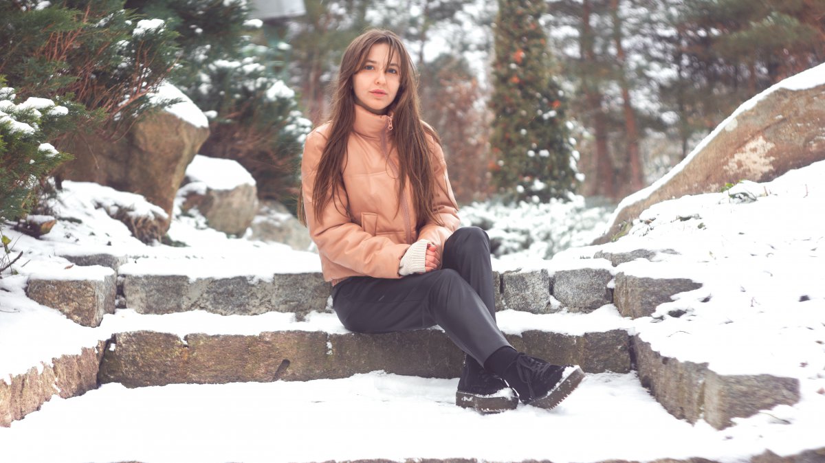 冬天雪中美女写真图片