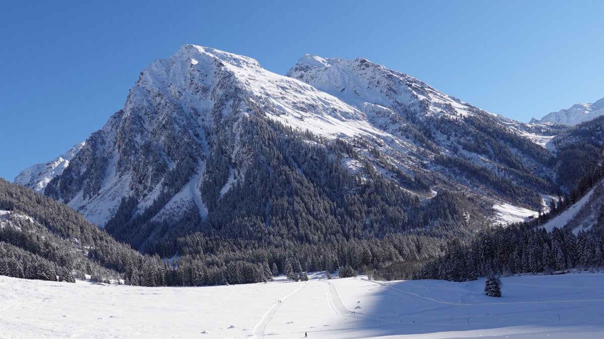 山林山峰冬天雪景图片