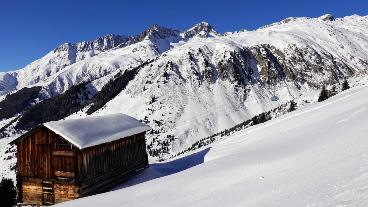 冬天雪山小木屋风景图片