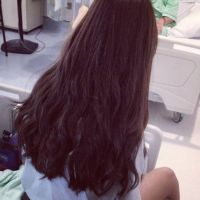 长卷发女生背影头像