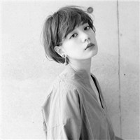 短发黑白霸气女生头像