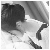 侧脸黑白伤感头像女生