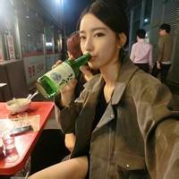 女生拿酒瓶子的图片头像