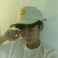 超酷戴帽子男生头像