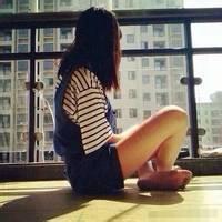 霸气盘腿女生头像