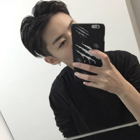 高清帅气拿手机自拍的男生头像