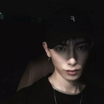 高清帅气的黑白男头像酷照片