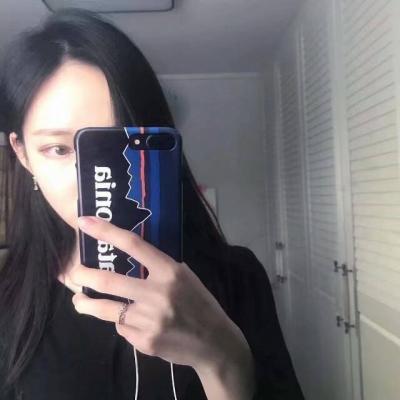 qq头像女生玩手机