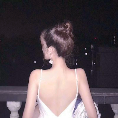 qq头像女生性感露背